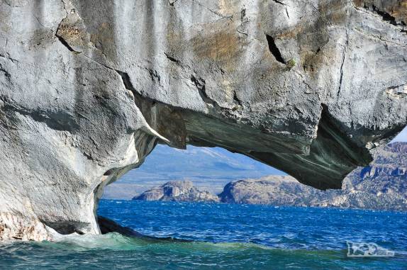 Quase flutuando sobre a água, a Capela de Mármore, no lago General Carrera, região de Puerto Rio Tranquilo, na Carretera Austral, sul do Chile